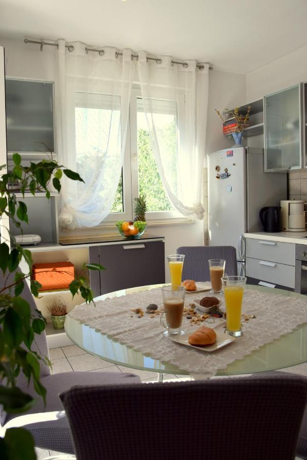 Apartment Marimar, Beachfront 1St Row Сплит Екстериор снимка